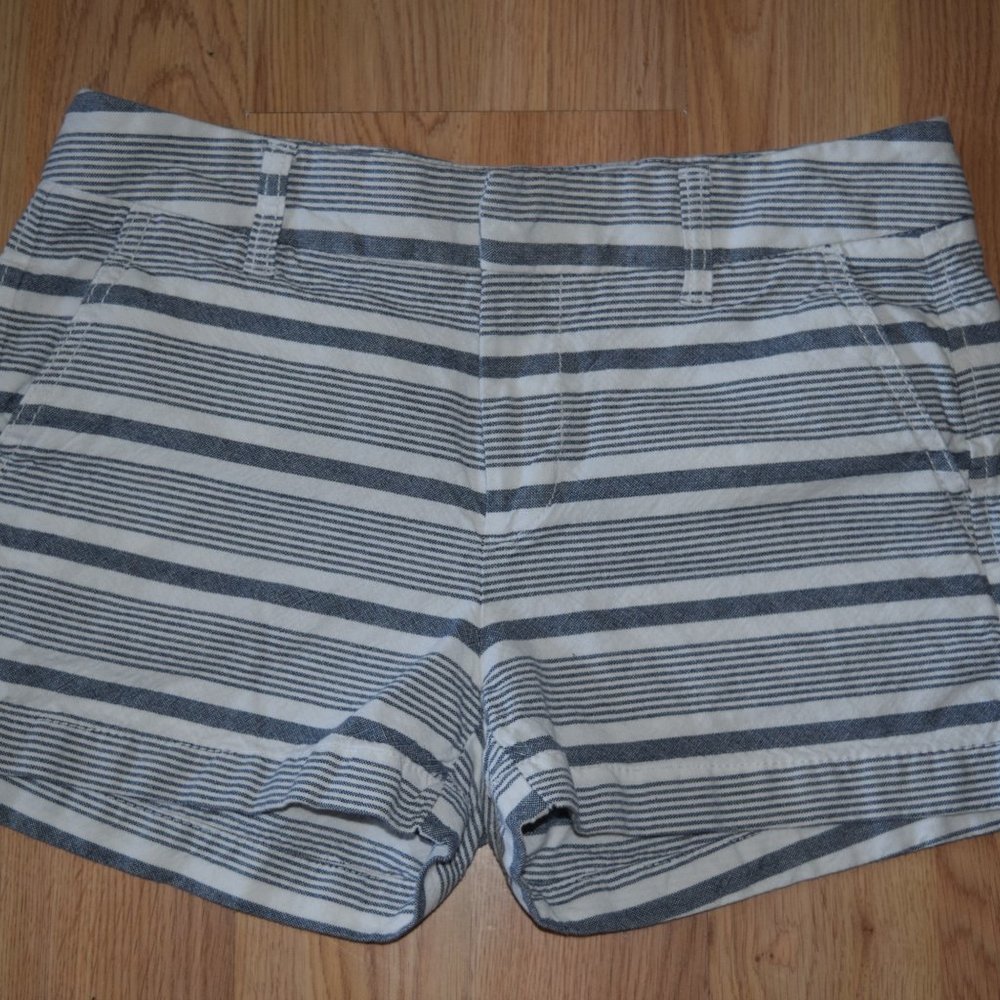 Gap khaki girlfriend 3 inch shorts Sz. 4/27 EUC